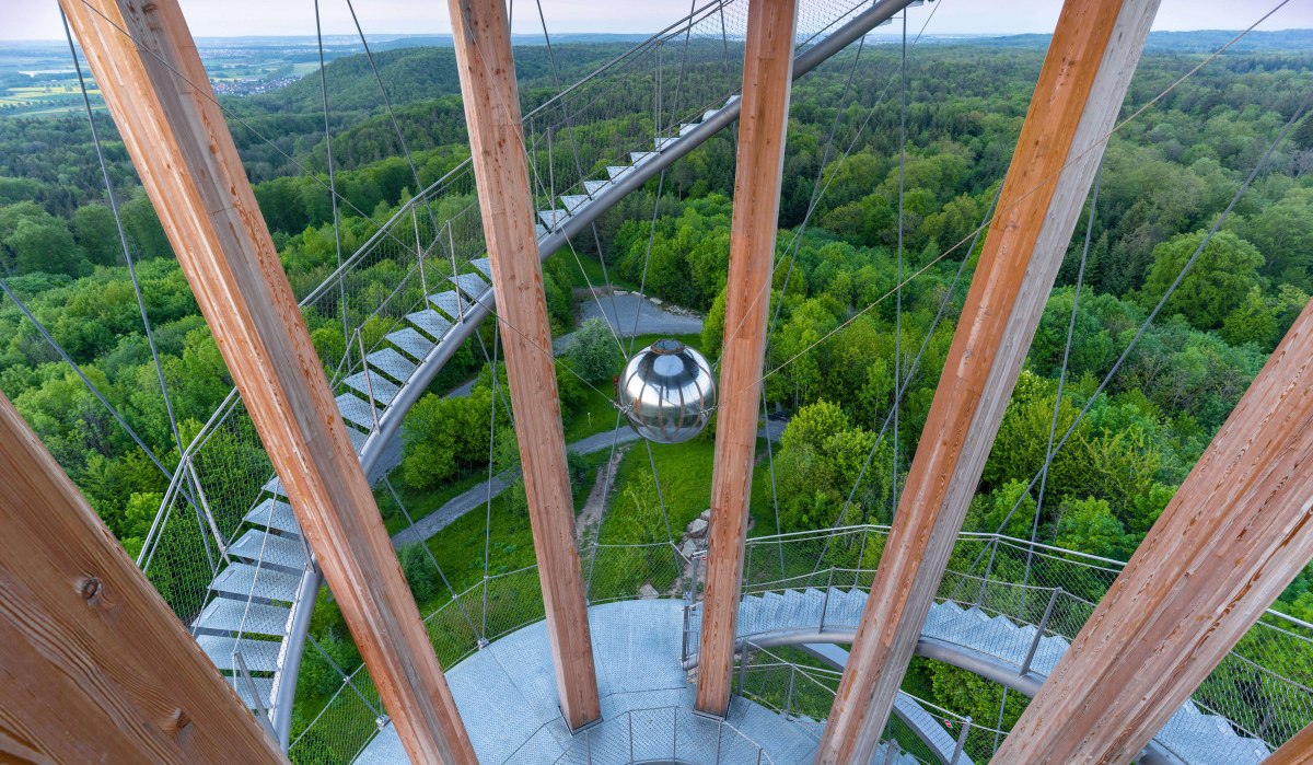 Blick vom Schönbuchturm auf eine spiralförmige Treppe und dichte grüne Wälder. Eine silberne Kugel hängt zwischen den Holzsäulen., © Stuttgart Marketing GmbH Martina Denker Blick vom Schönbuchturm auf eine spiralförmige Treppe und dichte grüne Wälder. Eine silberne Kugel hängt zwischen den Holzsäulen., © Stuttgart Marketing GmbH Martina Denker