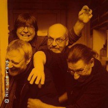 Vier Personen in einem Raum, lachen und gestikulieren lebhaft. Der Bildtitel ist 'Nix Wie Raus'., © links im Bild Vier Personen in einem Raum, lachen und gestikulieren lebhaft. Der Bildtitel ist 'Nix Wie Raus'., © links im Bild