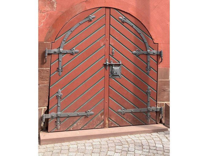 Rote Holzt&uuml;r mit diagonalen Streifen und schweren Metallbeschl&auml;gen in einem gemauerten Bogen., &copy; Stadtverwaltung Weil der Stadt