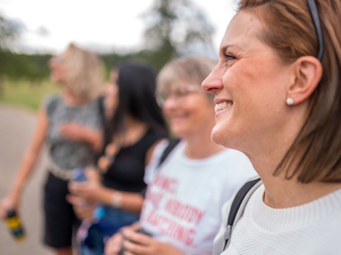 Vier Frauen stehen im Freien, lächelnd und entspannt, während sie an einer Führung teilnehmen., © Stadt Waldenbuch Vier Frauen stehen im Freien, lächelnd und entspannt, während sie an einer Führung teilnehmen., © Stadt Waldenbuch