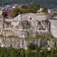 Die Ruine Hohenneuffen thront auf einem Hügel, umgeben von grüner Landschaft und einer Siedlung im Hintergrund., © Stuttgart-Marketing GmbH Die Ruine Hohenneuffen thront auf einem Hügel, umgeben von grüner Landschaft und einer Siedlung im Hintergrund., © Stuttgart-Marketing GmbH