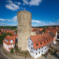 Luftaufnahme des Waldhornturms in Besigheim, umgeben von roten Dächern und Fachwerkhäusern unter blauem Himmel mit weißen Wolken., © Stuttgart-Marketing GmbH, Achim Mende Luftaufnahme des Waldhornturms in Besigheim, umgeben von roten Dächern und Fachwerkhäusern unter blauem Himmel mit weißen Wolken., © Stuttgart-Marketing GmbH, Achim Mende