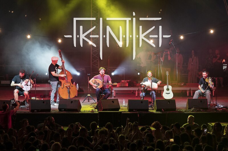 Eine Band spielt auf einer Bühne vor einem Publikum. Im Hintergrund leuchtet der Schriftzug 'Gidiki'. Die Bühne ist mit Instrumenten ausgestattet., © Kulturhaus Schwanen Eine Band spielt auf einer Bühne vor einem Publikum. Im Hintergrund leuchtet der Schriftzug 'Gidiki'. Die Bühne ist mit Instrumenten ausgestattet., © Kulturhaus Schwanen