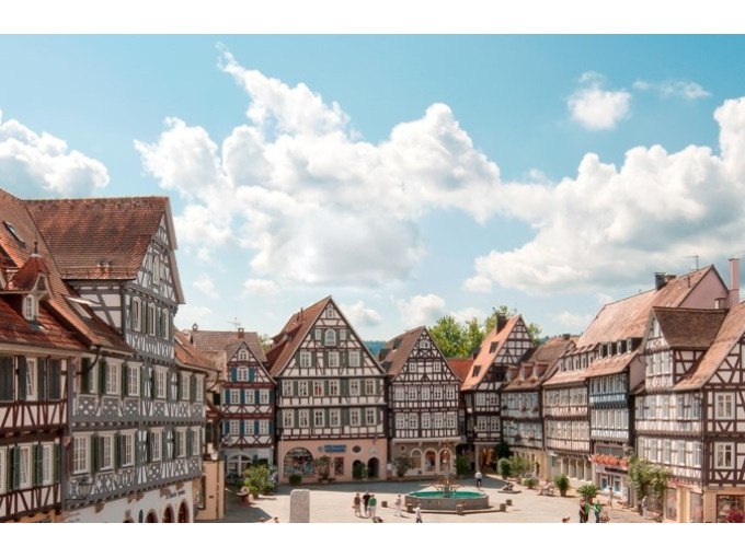 Fachwerkhäuser umrahmen einen Platz mit Brunnen in Schorndorf. Der Himmel ist blau mit weißen Wolken., © Eigenbetrieb Tourismus und Citymanagement Schorndorf Fachwerkhäuser umrahmen einen Platz mit Brunnen in Schorndorf. Der Himmel ist blau mit weißen Wolken., © Eigenbetrieb Tourismus und Citymanagement Schorndorf