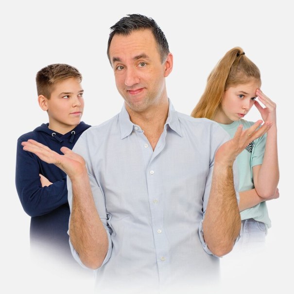 Ein Mann hebt die Schultern, w&auml;hrend ein Junge und ein M&auml;dchen im Hintergrund stehen. Der Junge schaut skeptisch, das M&auml;dchen wirkt nachdenklich., &copy; Mauerwerk GmbH