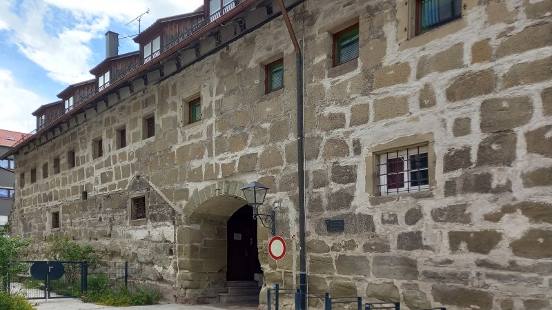 Stadtmauer an der Grabenstra&szlig;e - Die historische Stadtmauer in Gaildorf zeigt einen Torbogen und kleine Fenster. Die Mauer besteht aus grobem Stein und ist von einem Geb&auml;ude &uuml;berdacht., &copy; Petra Natzkowski
