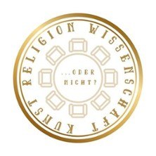 Kreisf&ouml;rmiges Logo mit den Worten Kunst, Wissenschaft, Religion und der Frage ...oder nicht? in der Mitte., &copy; links im Bild