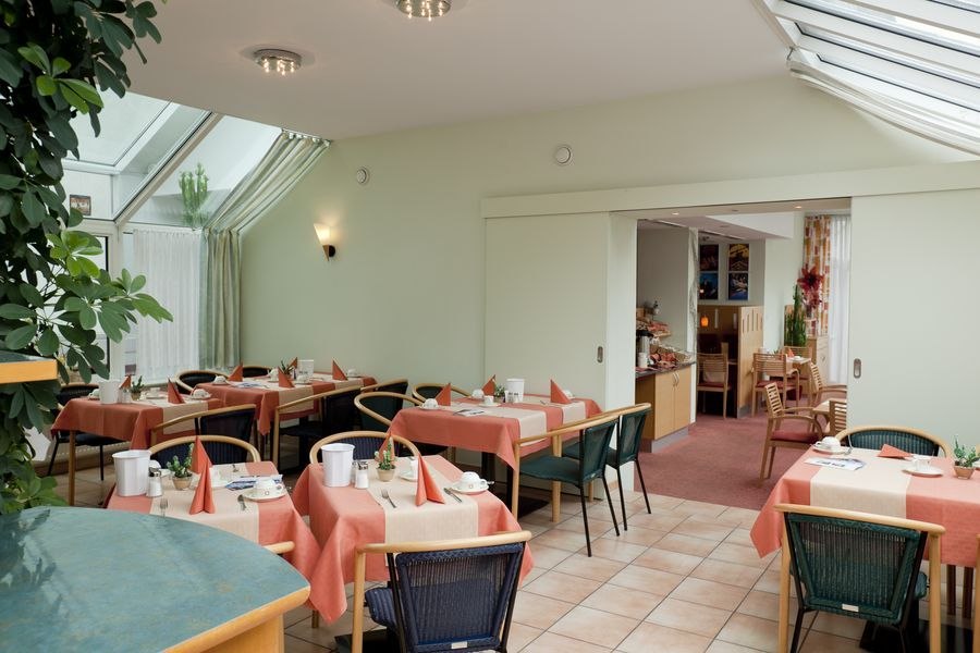 Fr&uuml;hst&uuml;ck im hellen Wintergarten, &copy; Hotel M&ouml;hringer Hof