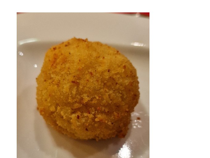 Ein goldbraun frittiertes Arancino liegt auf einem weißen Teller. Die knusprige Panade ist gut sichtbar., © Kultweine-Kochwelten-Kunstücke - Kochschule Sonja Lenz Ein goldbraun frittiertes Arancino liegt auf einem weißen Teller. Die knusprige Panade ist gut sichtbar., © Kultweine-Kochwelten-Kunstücke - Kochschule Sonja Lenz