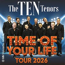 Die Ten Tenors in schwarzer Kleidung vor einem beleuchteten Hintergrund. Text: 'Time of Your Life Tour 2026'., © links im Bild Die Ten Tenors in schwarzer Kleidung vor einem beleuchteten Hintergrund. Text: 'Time of Your Life Tour 2026'., © links im Bild