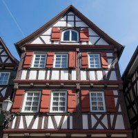 Fachwerkhäuser in Schorndorf mit bunten Fensterläden und blauem Himmel im Hintergrund., © Joachim Mende Fachwerkhäuser in Schorndorf mit bunten Fensterläden und blauem Himmel im Hintergrund., © Joachim Mende