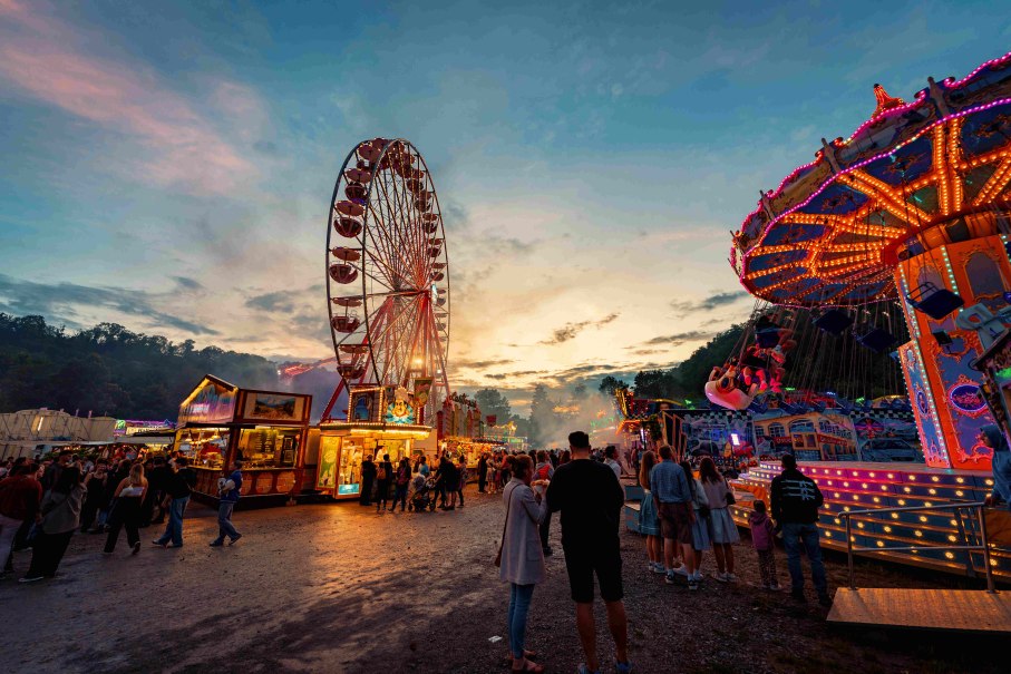 Vergn&uuml;gungspark bei Sonnenuntergang, &copy; Michael Kuehneisen