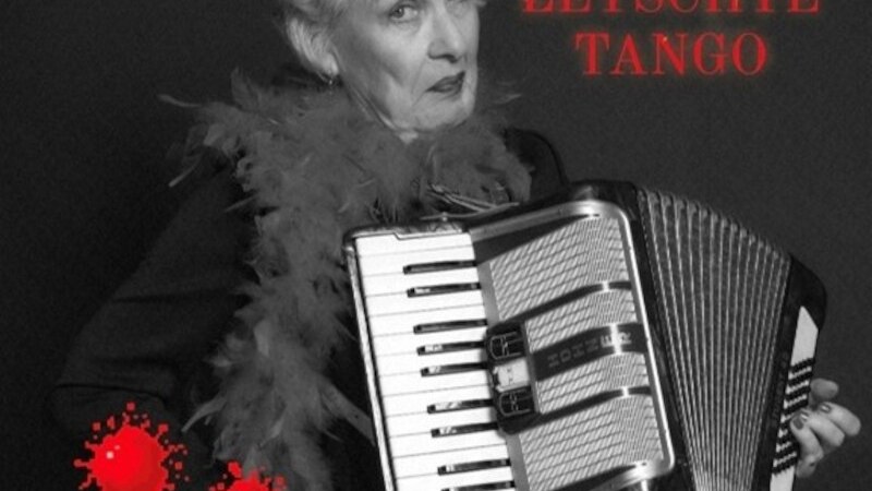 Frau mit Federboa und Akkordeon, Text 'Dr Letschte Tango', rote Farbspritzer, schwarz-wei&szlig;es Bild., &copy; Mediathek im KUBUS