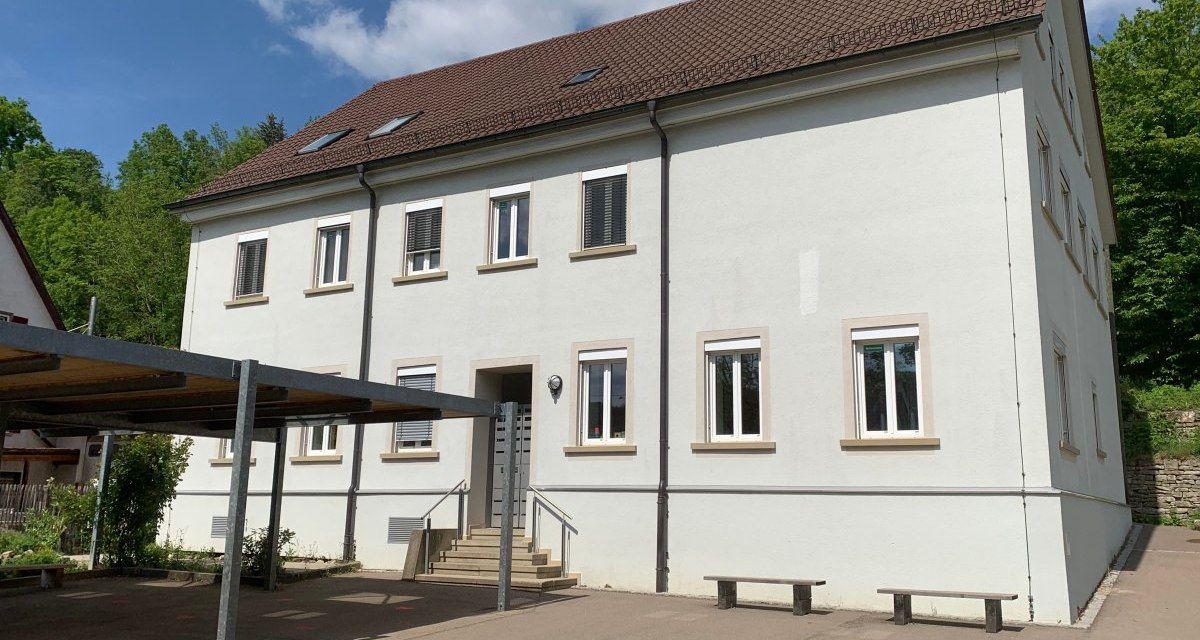 Zweist&ouml;ckiges wei&szlig;es Geb&auml;ude mit braunem Dach, Fenstern und &uuml;berdachtem Bereich. Umgeben von B&auml;umen, blauer Himmel mit Wolken., &copy; Land der 1000 H&uuml;gel - Kraichgau-Stromberg