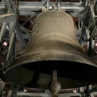 Eine gro&szlig;e Kirchenglocke h&auml;ngt in einem Glockenturm, umgeben von Metallrahmen und Seilz&uuml;gen., &copy; Stadtverwaltung Weil der Stadt