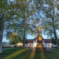 Das Schillerdenkmal steht vor dem Schiller-Nationalmuseum in Marbach, umgeben von hohen Bäumen und grünem Rasen., © Stuttgart-Marketing GmbH, Martina Denker