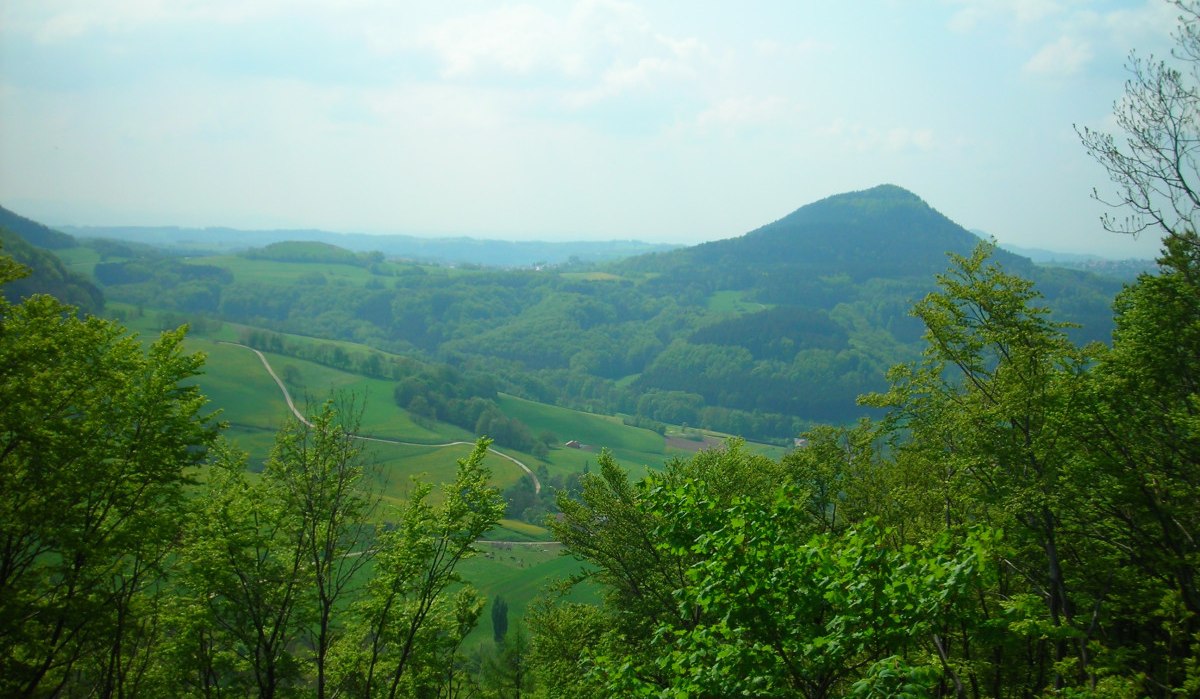 Grüne Landschaft mit Hügeln und Bäumen, im Hintergrund der markante Stuifen., © Schwäbische Alb Tourismusverband e.V. Grüne Landschaft mit Hügeln und Bäumen, im Hintergrund der markante Stuifen., © Schwäbische Alb Tourismusverband e.V.