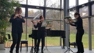 Drei Frauen spielen Flöte in einem lichtdurchfluteten Raum mit großen Fenstern und Blick ins Grüne., © Musikschule Bad Urach Drei Frauen spielen Flöte in einem lichtdurchfluteten Raum mit großen Fenstern und Blick ins Grüne., © Musikschule Bad Urach
