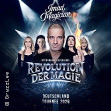 Plakat für 'Revolution der Magie' mit Imad Magician und vier Frauen, eine Flamme in der Hand. Deutschland Tournee 2026., © links im Bild Plakat für 'Revolution der Magie' mit Imad Magician und vier Frauen, eine Flamme in der Hand. Deutschland Tournee 2026., © links im Bild