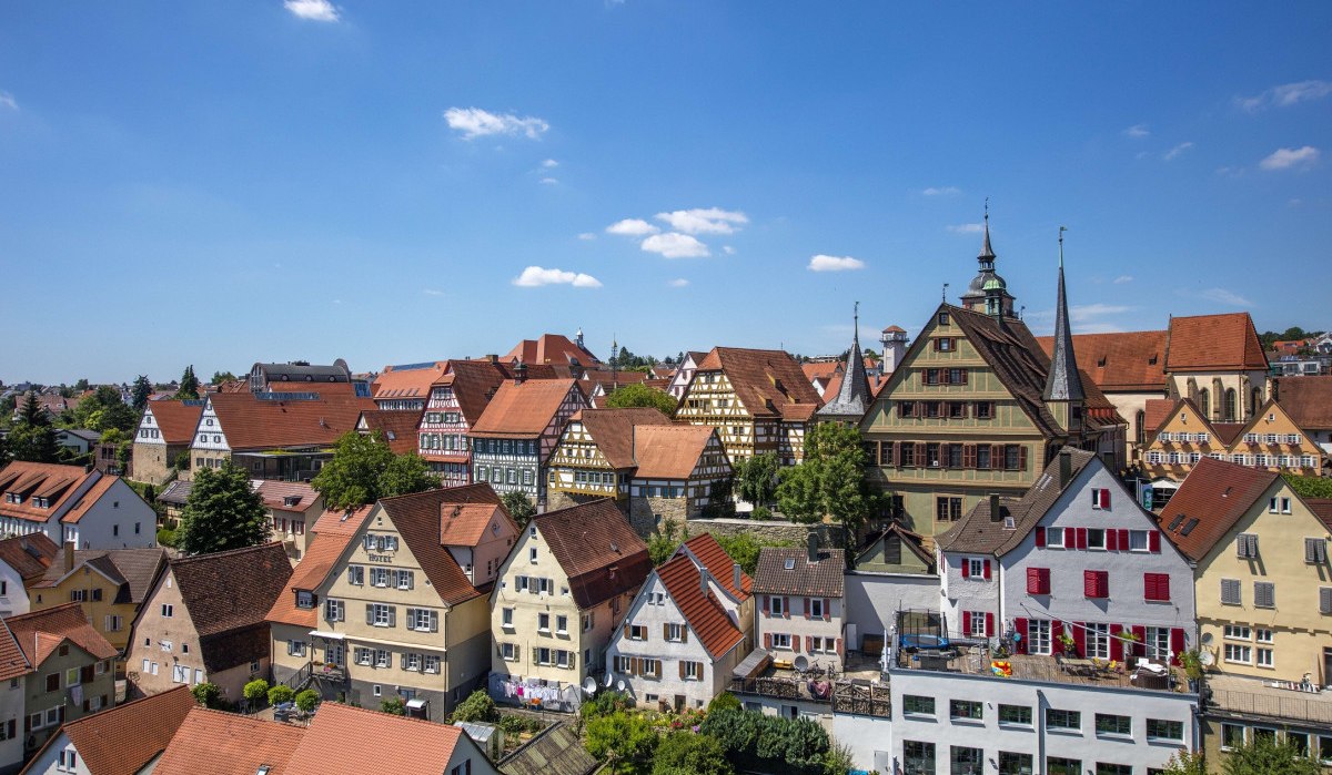 Historische Stadtansicht mit Fachwerkhäusern unter blauem Himmel. Die Dächer sind rot gedeckt, und die Gebäude sind dicht aneinander gebaut., © Stuttgart Marketing GmbH Achim Mende