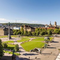 Panoramablick auf den Schlossplatz in Stuttgart mit Grünflächen, historischen Gebäuden und einem klaren blauen Himmel., © Stuttgart-Marketing GmbH Werner Dieterich