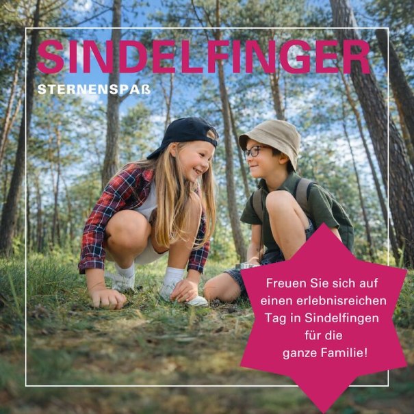 Zwei Kinder knien l&auml;chelnd im Wald. Der Text 'Sindelfinger Sternenspa&szlig;' und eine Einladung zu einem Familientag in Sindelfingen sind zu sehen., &copy; Wirtschaftsf&ouml;rderung Sindelfingen GmbH