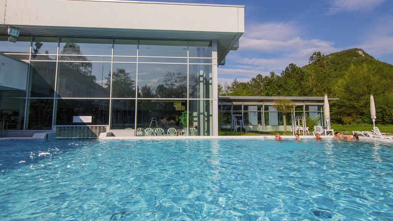 Die Vinzenz Therme in Bad Ditzenbach zeigt einen großen Außenpool mit Menschen, die im Wasser entspannen. Im Hintergrund sind Bäume und ein Hügel sichtbar., © Stuttgart-Marketing GmbH, Achim Mende Die Vinzenz Therme in Bad Ditzenbach zeigt einen großen Außenpool mit Menschen, die im Wasser entspannen. Im Hintergrund sind Bäume und ein Hügel sichtbar., © Stuttgart-Marketing GmbH, Achim Mende