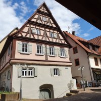 Fachwerkhaus in einer Altstadt, umgeben von weiteren historischen Gebäuden. Der Himmel ist blau mit einigen Wolken., © PlochingenInfo