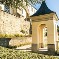 Der Pomeranzengarten in Leonberg zeigt gepflegte Hecken und einen Pavillon vor dem historischen Schloss. Sonniges Wetter und blauer Himmel., © Stuttgart-Marketing GmbH, Sarah Schmid Der Pomeranzengarten in Leonberg zeigt gepflegte Hecken und einen Pavillon vor dem historischen Schloss. Sonniges Wetter und blauer Himmel., © Stuttgart-Marketing GmbH, Sarah Schmid