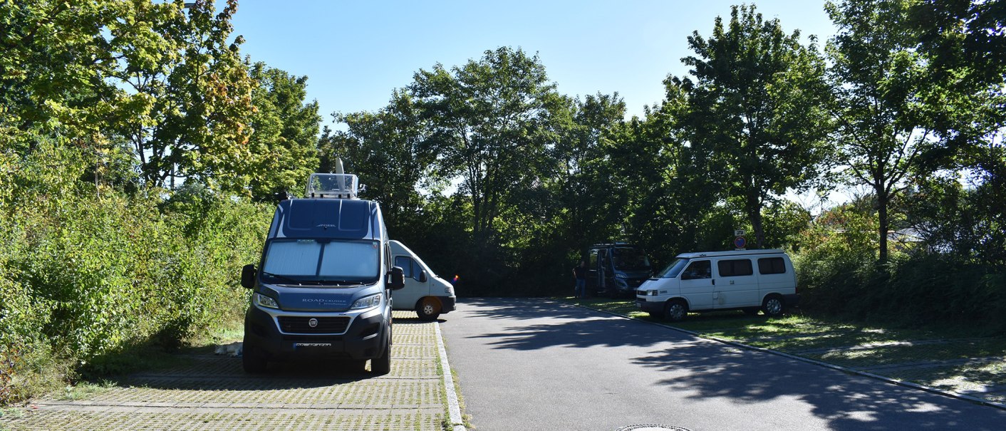 Wohnmobilstellplatz in Böblingen mit geparkten Wohnmobilen, umgeben von Bäumen und sonnigem Wetter., © Stadtmarketing Böblingen e. V. Wohnmobilstellplatz in Böblingen mit geparkten Wohnmobilen, umgeben von Bäumen und sonnigem Wetter., © Stadtmarketing Böblingen e. V.