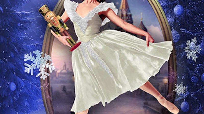 Eine Ballerina in einem weißen Kleid hält einen Nussknacker vor einer winterlichen Kulisse mit Schneeflocken und Tannenbäumen., © Konstantin Rain be.entertained