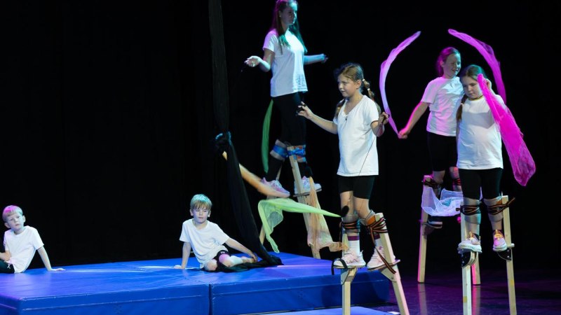 Workshop: Zirkus- und Stelzenlaufwerkstatt für Kinder von 8-12 Jahren in Ludwigsburg, © Kunstschule Labyrinth Workshop: Zirkus- und Stelzenlaufwerkstatt für Kinder von 8-12 Jahren in Ludwigsburg, © Kunstschule Labyrinth