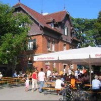 Menschen sitzen in einem Biergarten mit Sonnenschirmen vor einem Backsteingebäude. Fahrräder sind im Vordergrund zu sehen., © Sindelfingen - Stuttgart-Marketing GmbH
