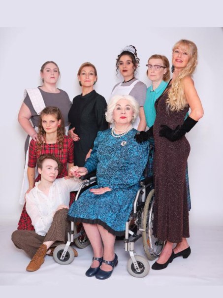 Acht Frauen in unterschiedlichen Outfits posieren zusammen, eine sitzt im Rollstuhl. Sie tragen elegante und alltägliche Kleidung., © Foto_(c)_Sabine Gärtig Acht Frauen in unterschiedlichen Outfits posieren zusammen, eine sitzt im Rollstuhl. Sie tragen elegante und alltägliche Kleidung., © Foto_(c)_Sabine Gärtig