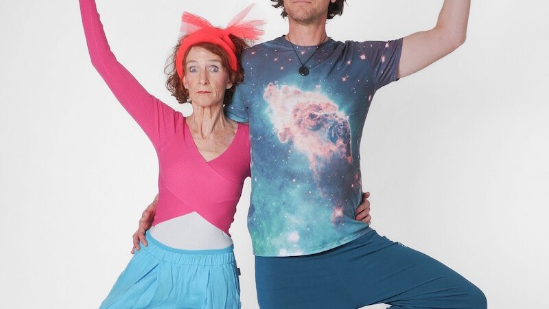 Zwei Personen stehen in einer Yoga-Pose. Die Frau tr&auml;gt ein pinkes Oberteil und blaue Hose, der Mann ein T-Shirt mit Weltraummotiv., &copy; Mauerwerk GmbH