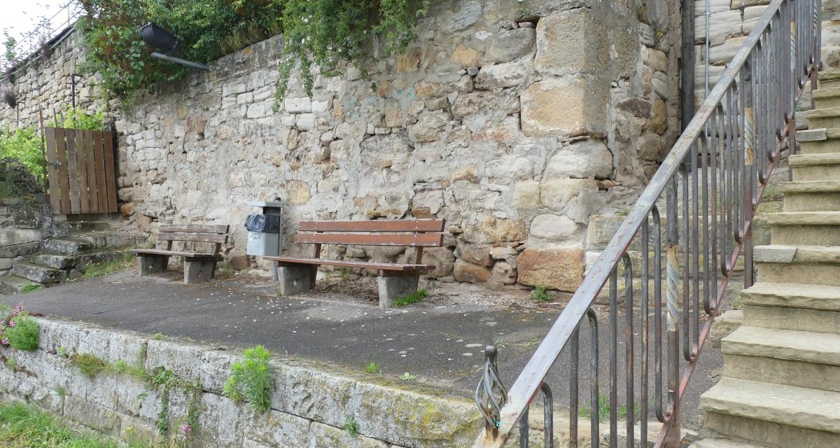 Steinmauer mit zwei Holzb&auml;nken und einer Treppe. Die Mauer ist von Pflanzen umgeben, und es gibt einen M&uuml;lleimer zwischen den B&auml;nken., &copy; Stadt Sachsenheim