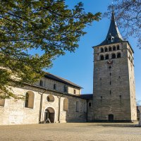 Die Martinskirche Sindelfingen mit ihrem markanten Turm, umgeben von Bäumen und einem gepflasterten Platz, unter klarem blauem Himmel., © SMG, Sarah Schmid Die Martinskirche Sindelfingen mit ihrem markanten Turm, umgeben von Bäumen und einem gepflasterten Platz, unter klarem blauem Himmel., © SMG, Sarah Schmid