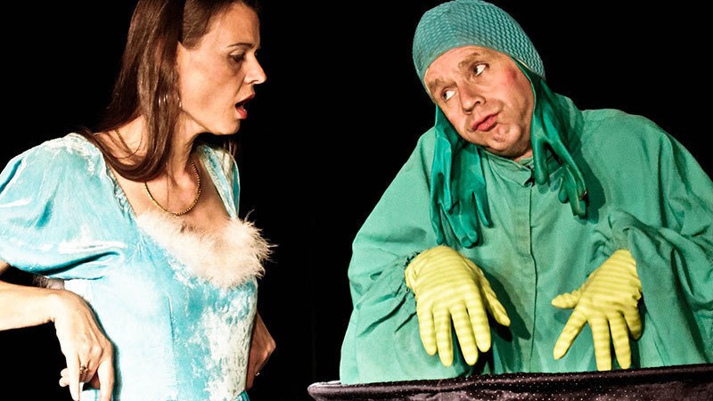 Eine Frau in einem blauen Kleid mit Krone spricht mit einem Mann in einem Froschkost&uuml;m. Die Szene erinnert an das M&auml;rchen 'Der Froschk&ouml;nig'., &copy; Galli Theater Backnang