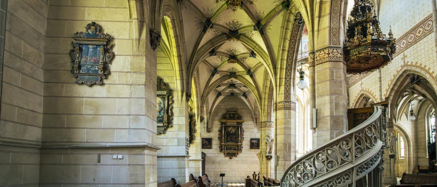 Innenansicht der Amanduskirche in Bad Urach mit kunstvollen Gew&ouml;lben, Verzierungen und einer geschwungenen Treppe., &copy; Stuttgart-Marketing GmbH, Sarah Schmid