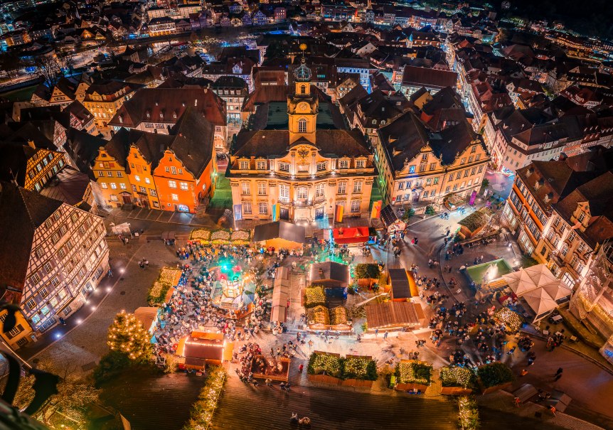 Luftaufnahme des Weihnachtsmarktes in Schwäbisch Hall mit festlich beleuchteten Ständen., © Michael Kuehneisen Luftaufnahme des Weihnachtsmarktes in Schwäbisch Hall mit festlich beleuchteten Ständen., © Michael Kuehneisen