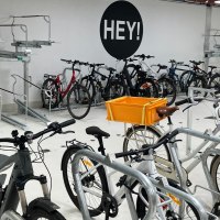 Fahrradparkhaus mit abgestellten Fahrr&auml;dern und einem "HEY!"-Schild an der Wand., &copy; Stadt Esslingen am Neckar