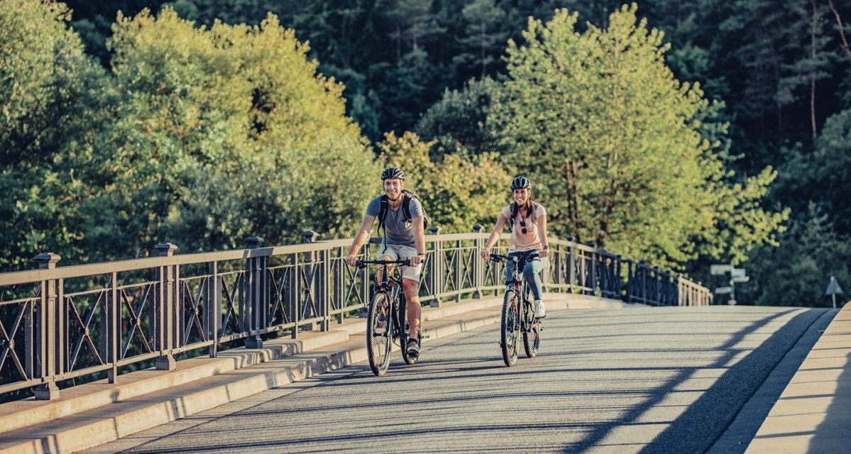 Radfahrer auf der Jagstbrücke Dörzbach, © www.kocher-jagst.de | Frumolt Radfahrer auf der Jagstbrücke Dörzbach, © www.kocher-jagst.de | Frumolt