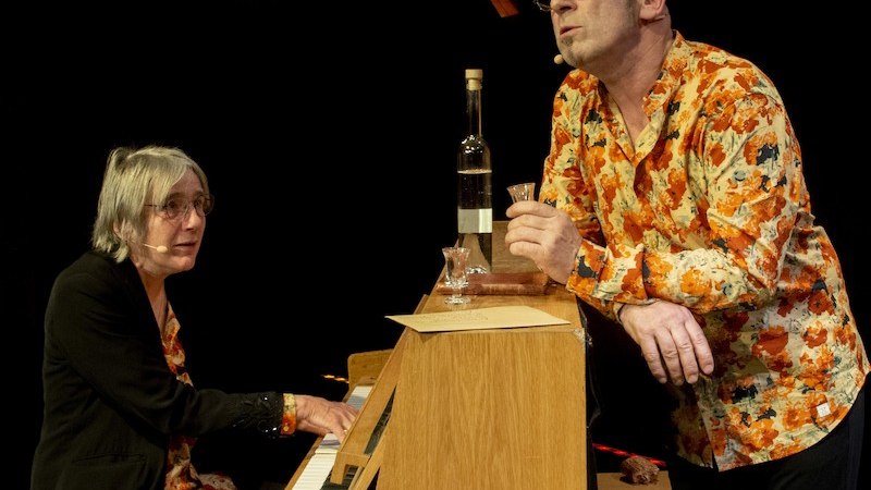 Hinter eines Baumes Rinde - Heinz Erhardt mit viel Musik, &copy; Theater Lindenhof