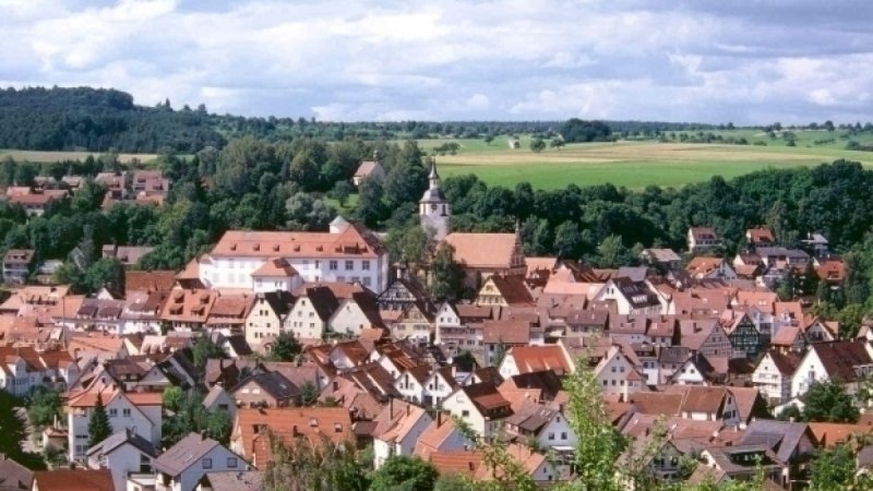 Panoramablick auf Waldenbuch mit roten D&auml;chern, einer Kirche und gr&uuml;ner Landschaft im Hintergrund., &copy; Graphic Design Albig