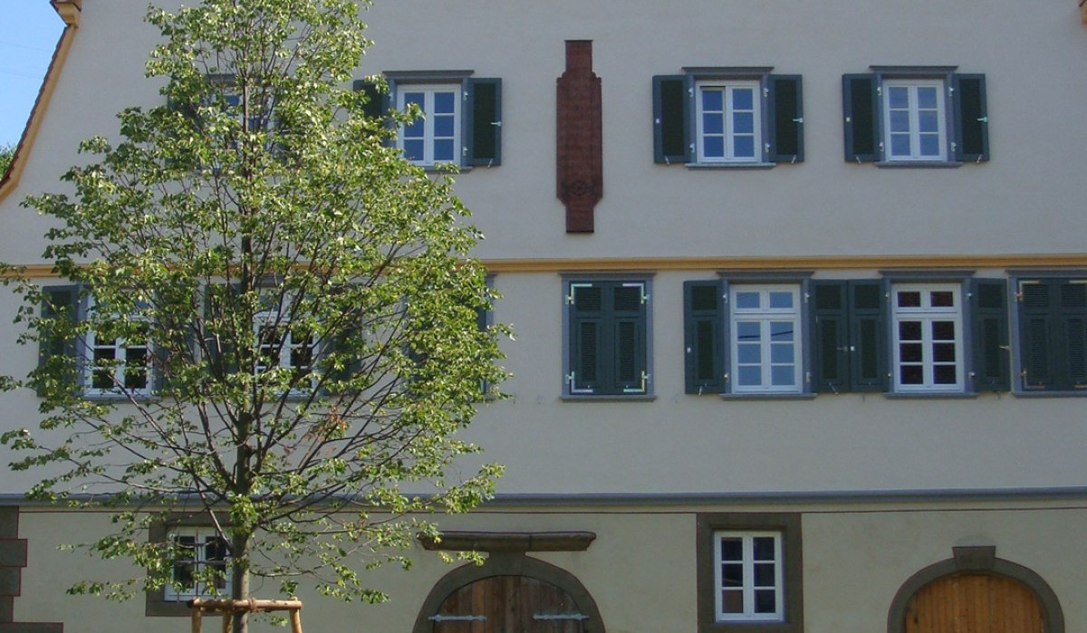 Historisches Gebäude mit Satteldach und grünen Fensterläden, davor ein junger Baum und ein gepflasterter Weg., © Land der 1000 Hügel - Kraichgau-Stromberg
