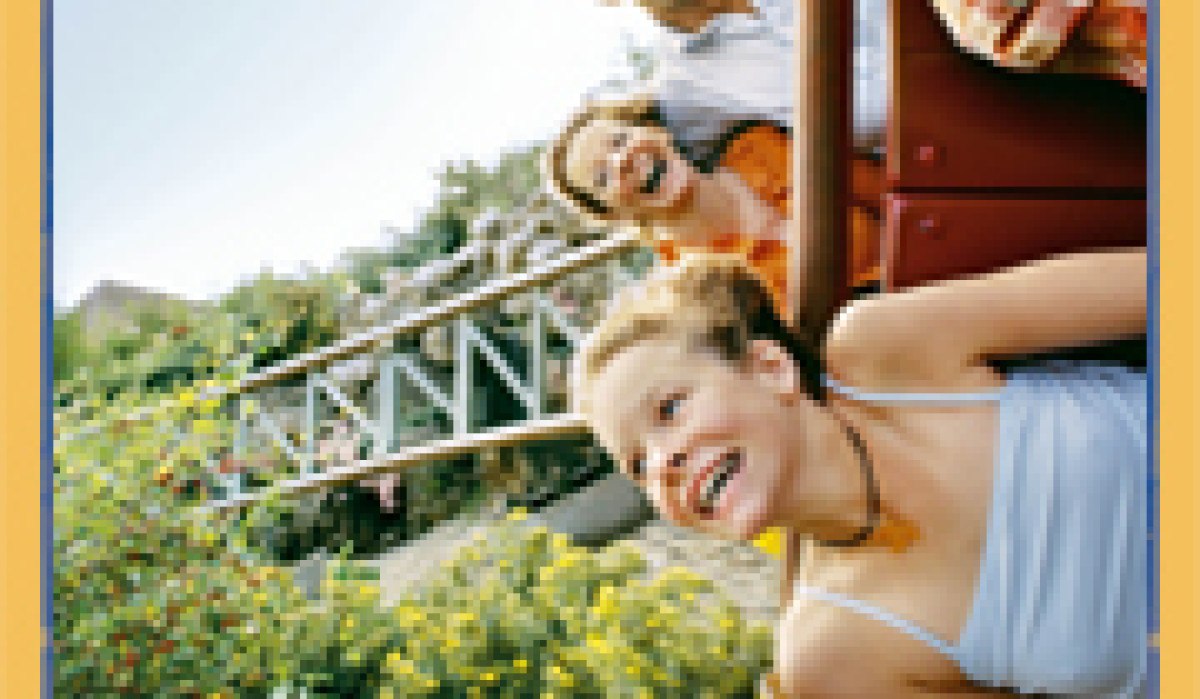 Vier Personen in einer Achterbahn im Freizeitpark Tripsdrill, lachend und in Schräglage. Text: "Schräglage..."., © Land der 1000 Hügel - Kraichgau-Stromberg