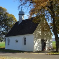 Die Beiswanger Kapelle steht in einer ländlichen Umgebung, umgeben von herbstlichen Bäumen. Die weiße Fassade und der kleine Turm sind gut sichtbar., © Foto: Cornelia Steinbach