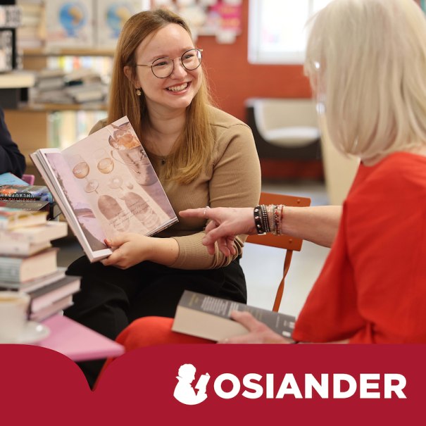 Zwei Frauen in einer Buchhandlung, die gemeinsam ein Buch betrachten und l&auml;cheln. Im Vordergrund ist das Logo von Osiander zu sehen., &copy; Osiander Vertriebsgesellschaft mbH & Co. KG
