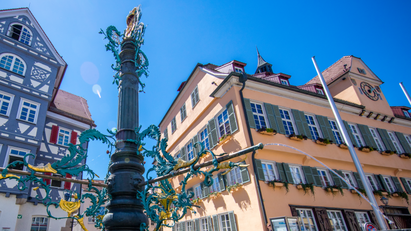 Historische Fachwerkhäuser und ein kunstvoller Brunnen auf dem Marktplatz von Nürtingen unter blauem Himmel., © Stuttgart-Marketing GmbH, Achim Mende