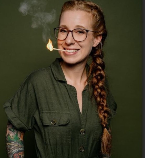 Sara Brandhuber - “A scheena Schmarrn!”, © Tournee- und Konzertbüro Braun Sara Brandhuber - “A scheena Schmarrn!”, © Tournee- und Konzertbüro Braun